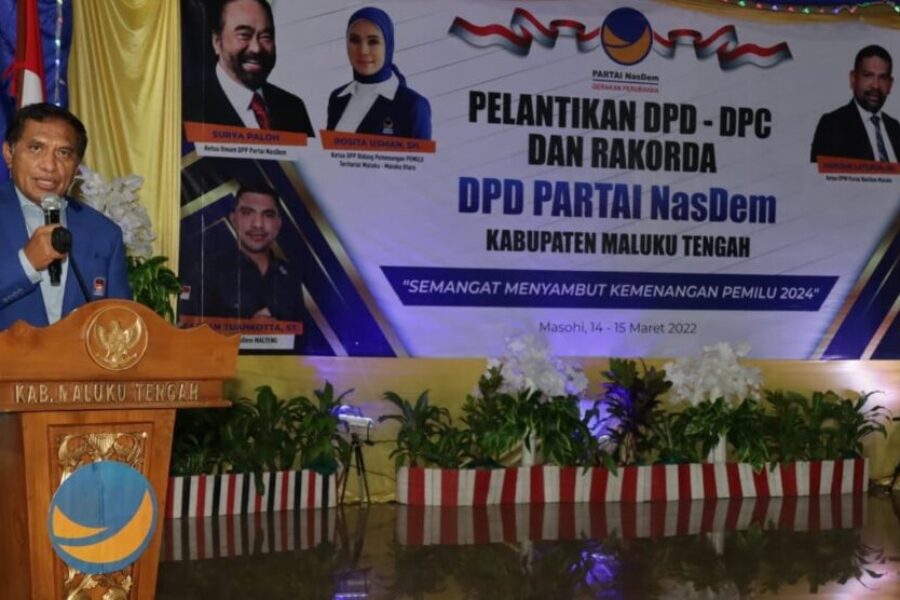 Bupati Maluku Tengah Memberikan Sambutan Di Pelantikan Partai Nasdem