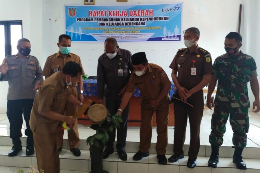 Asisten Tiga Bahrun Kalauw Bupati Malteng Membuka Rakerda Dinas BKKBN Malteng
