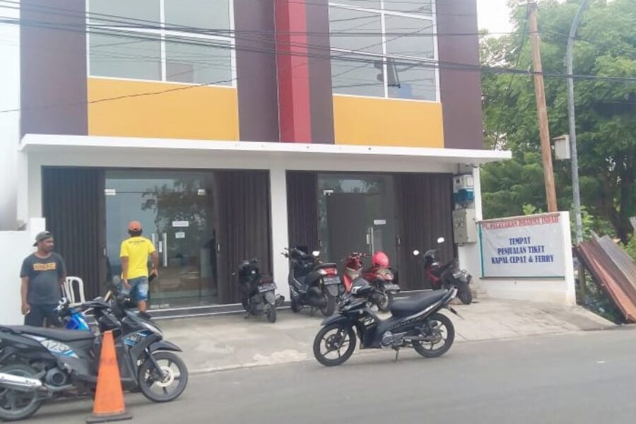 Lokasi Loket Penjualan Tiket Kapal Cepat Milik PT Dharma Indah Di Tulehu Yang Jauh Dari Area Pelabuhan