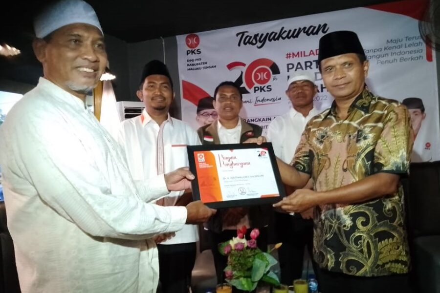 Pemberian PKS Award Kepada DR. Aijaran Wattiheluw