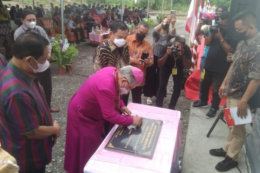 Uskup Mandagi Meresmikan Kapela Sta Imanuculata Tawanewane Maluku Tengah
