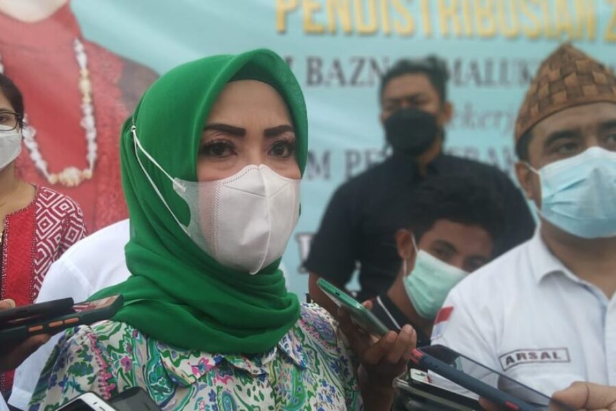 Widya Pertiwi Murad Ismail Bersama BAZNAS Bagikan Zakat Fitra