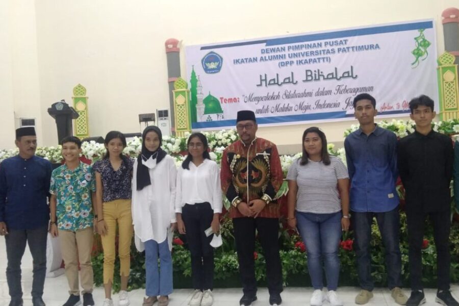 Gubernur Maluku Foto Bersama Panitia Halal Bihalal IKAPATTI