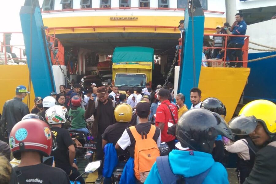 Penumpang Kapal Ferry Tujuan Saparua Ngamuk