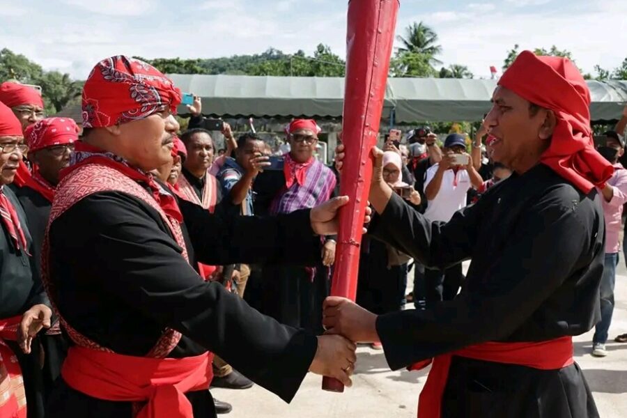 Penyerahan Api Obor Pattimura Oleh Bupati Malteng Kepada Latu Pati Saparua