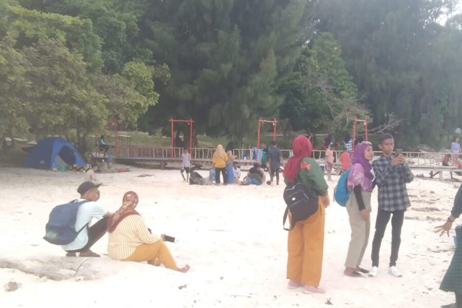 Wisatawan Kunjungi Wisata Pulau Tujuh