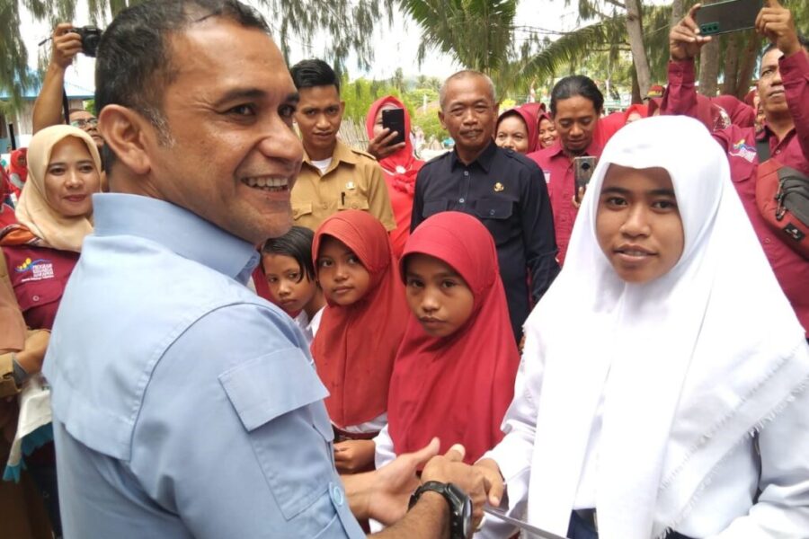 Anggota DPRD Provinsi Maluku Azis Hentihu Memberikan Bantuan Kepada Siswa-Siswi Berprestasi di Buru