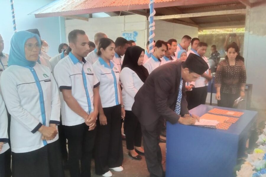 Direktur Perumdam Maluku Tengah Melantik Pejabat Struktural