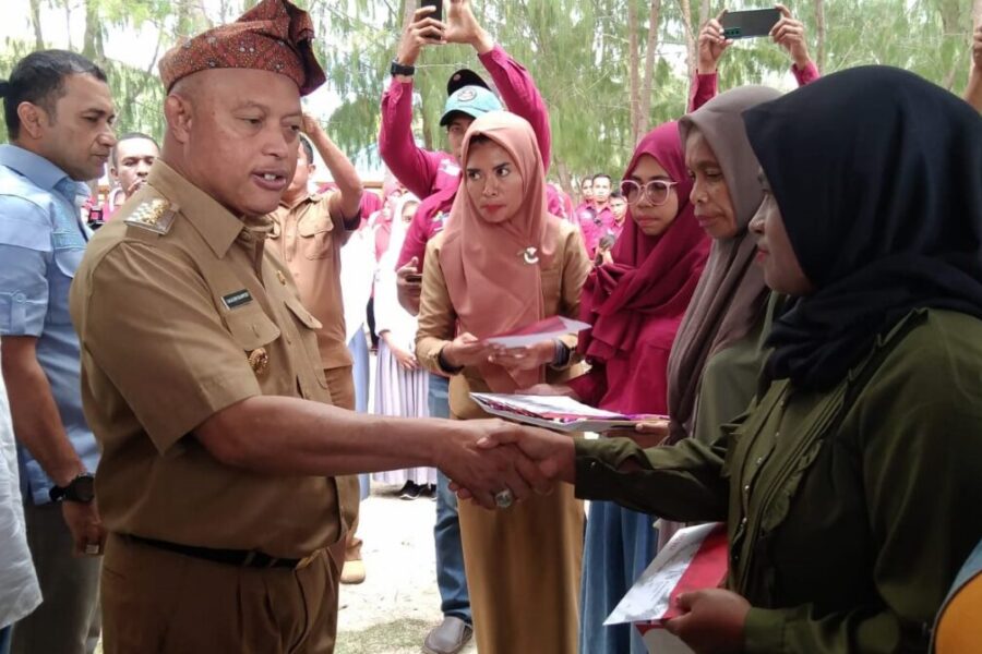 Pejabat Bupati Buru Djalaludin Salampessy Menyerahkan Kartu Bantuan PKH (2)