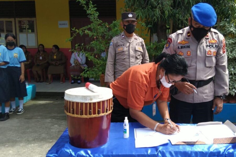 SMP Neg 9 Ambon Penandatangan MoU Bersama Pol Airut dan Polsek Baguala