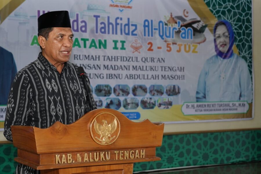 Bupati Maluku Tengah Tuasikal Abua, Memberikan Sambutan Pada Wisuda Tahfidz Qur'an