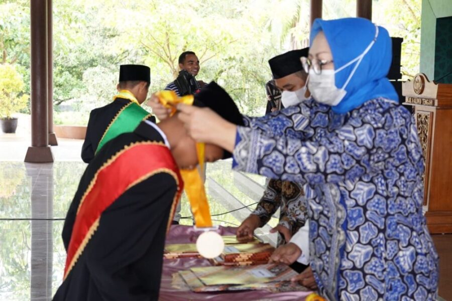DR. Amien Ru'ati Tuasikal, SH. Mewisudakan 36 Santri dan Santriwati Tahfidz Al-Qur'an