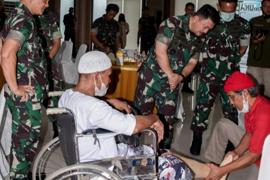 Kasdam XVI Pattimura Serahkan Bantuan Kaki Palsu Kepada Penyandang Disabilitas