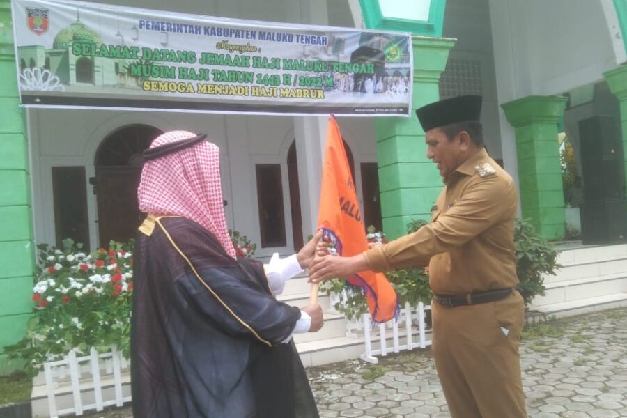 Bupati Malteng Tuasikal Abua, SH. Menyambut Kedatangan Jamah Haji