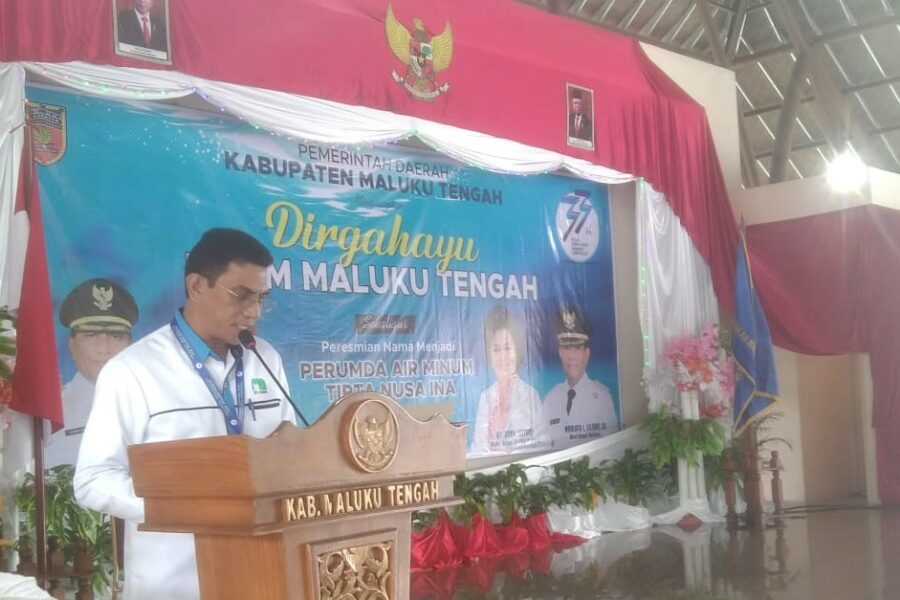 Direktur Perumda Air Minum Tirta Nusa Ina Malteng Kalfin Tahamata, Memberikan Sambutan Di HUT ke 33 Tahun PDAM