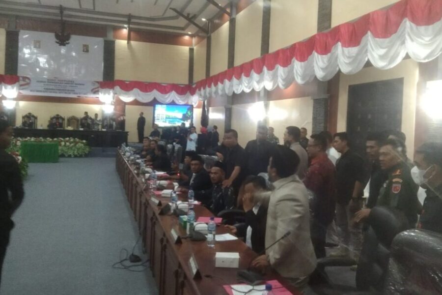 Mikrofon Melayang Di Rapat Paripurna DPRD Malteng