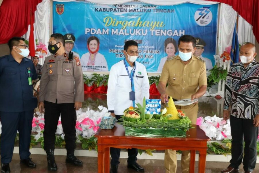Pemotongan Tumpeng Oleh Bupati Malteng Tuasikal Abua, SH, Pada HUT PDAM dan Peresmian Perumda Tirta Nusa Ina