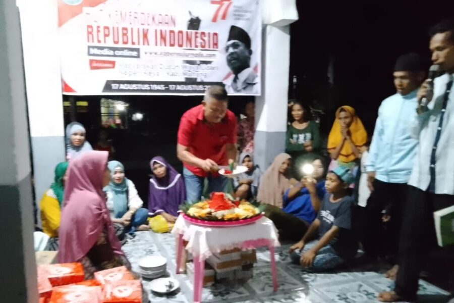 Pemotongan Tumpeng Oleh Yuslan Idris, Pempinan Redaksi Kabaresijurnalis.com Pada HUT RI Ke 77 Tahun