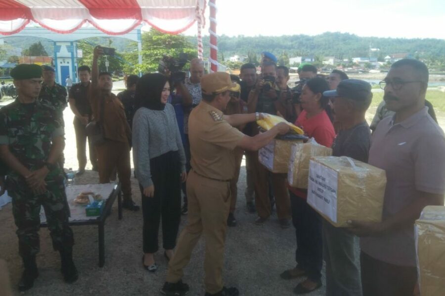 Pejabat Bupati Maluku Tengah Dr. Muhamat Marasabessy, S.P.,S.T.,M.Tech., Menyerahkan Bantuak Kemanusian Kepada Pengungsi Kariuw