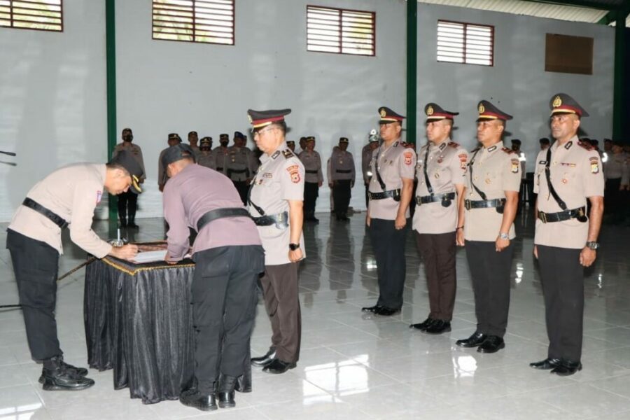 Kapolres Maluku Tengah AKBP Dax Emanuelle, S. Manuputty, Meimpin Serah Terima Jabatan Kapolsek Banda, Kapolsek Amahai Dan Kasi Propam Polres Malteng