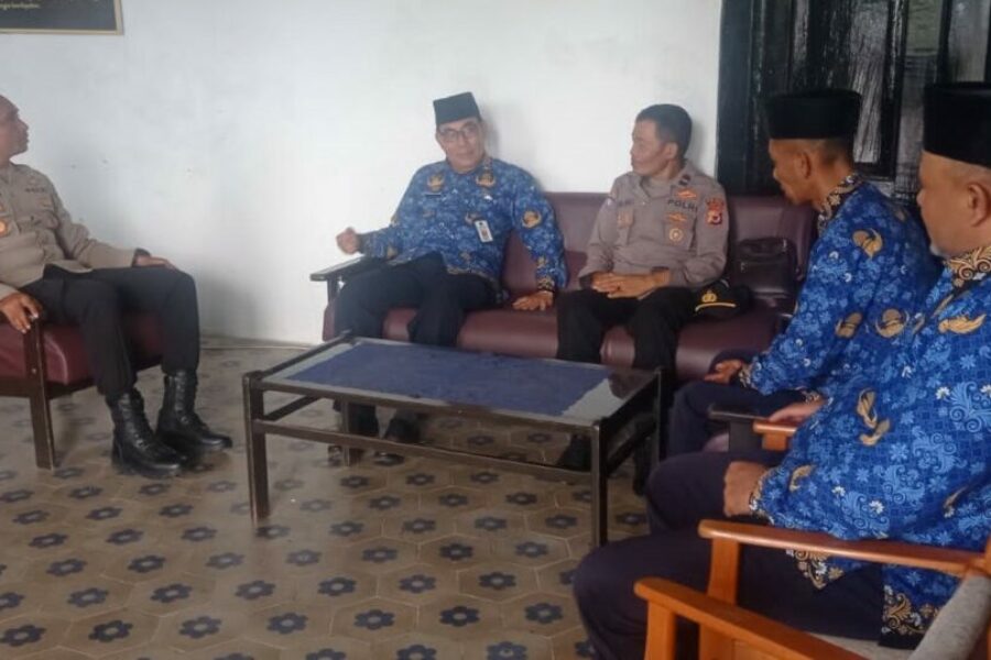 Kapolsek Banda IPTU Ridwan Sileuw, S.H., M.H., Silaturahmi Ke Unsur Pimpinan Kecamatan Banda (FORKOPIMCAM)