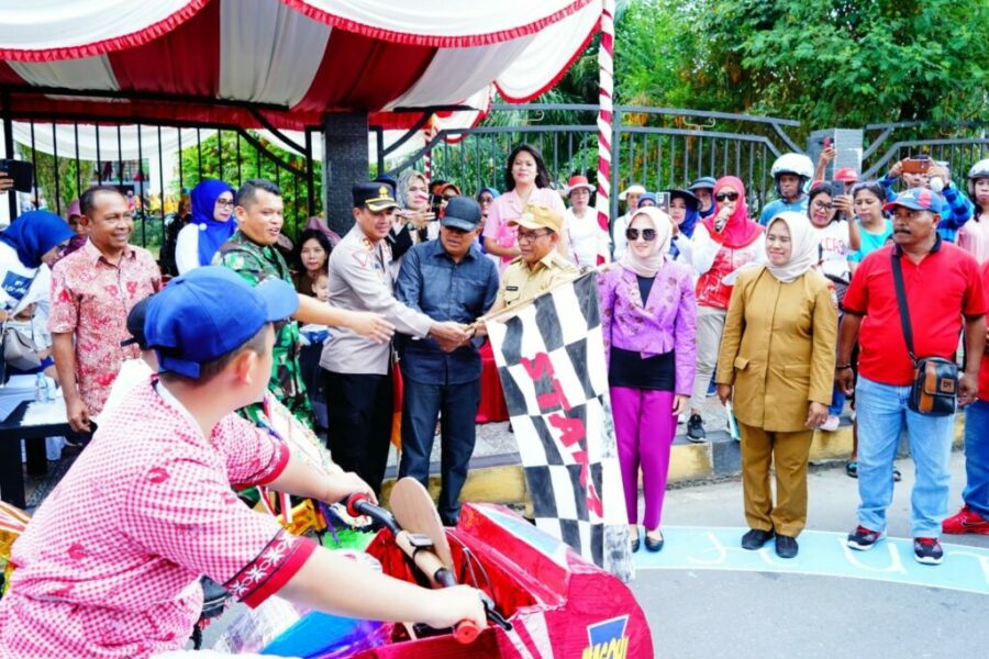 Pejabat Bupati Malteng Dr. Muhamat Marasabessy., Didampingi Anggota Forkopimda Malteng, Membuka Kegiatan Karnaval, Sambut HUT Kot Masohi Ke 65 Tahun