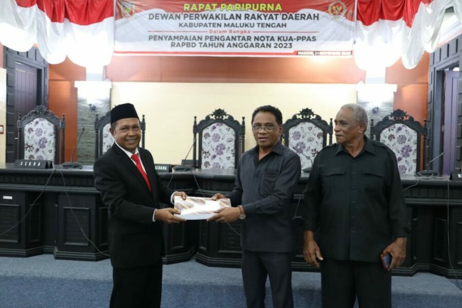 Penyerahan KUA-PPAS Oleh Sekda Maluku Tengah Rakib Sahubawa, S.P., M.SI, Mewakili Pejabat Bupati Maluku Tengah Kepada Pimpinan DPRD Malteng