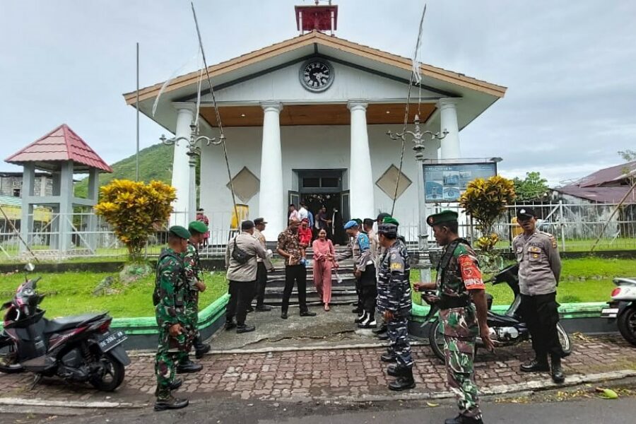 Kepolisian Sektor Banda Bersama Aparat TNI Dari Koramil dan TNI AL Melakukan Pengamanan Jalannya Ibadah Natal Di Gereja Tua Banda Naira Maluku Tengah