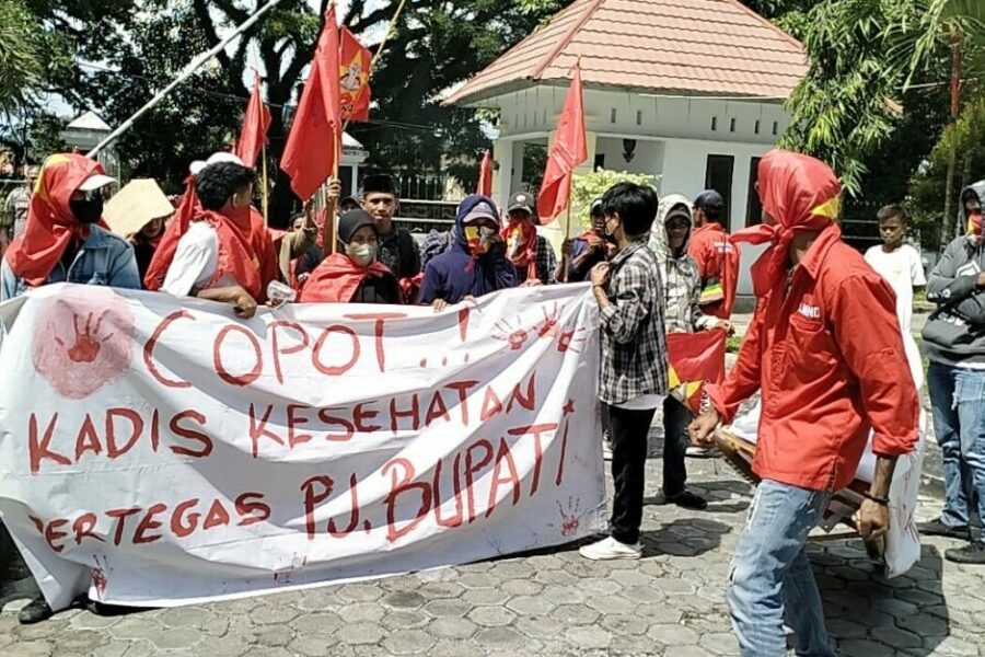 Aksi Demo LMND Masohi Mendesak Pejabat Bupati Maluku Tengah Muhamat Marasabessy, Mencopot Zahlul Ikhsan Dari Kadis Kesehatan