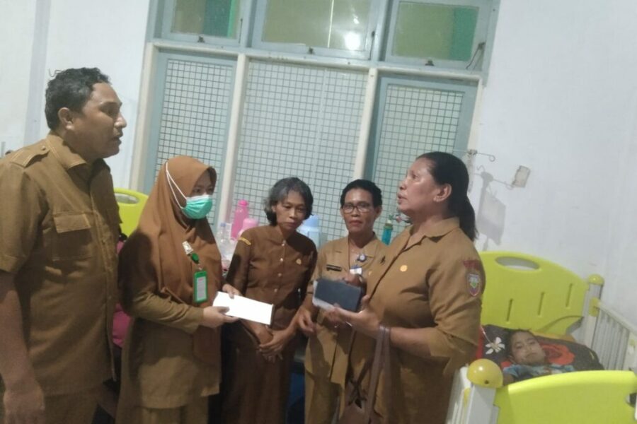Didampingi Kadis Pendidikan, Kepsek Se- Kota Masohi dan Amahai Berikan Bantuan Buat Anak Kayum Penderita Leukemia Di RSUD Masohi (1)