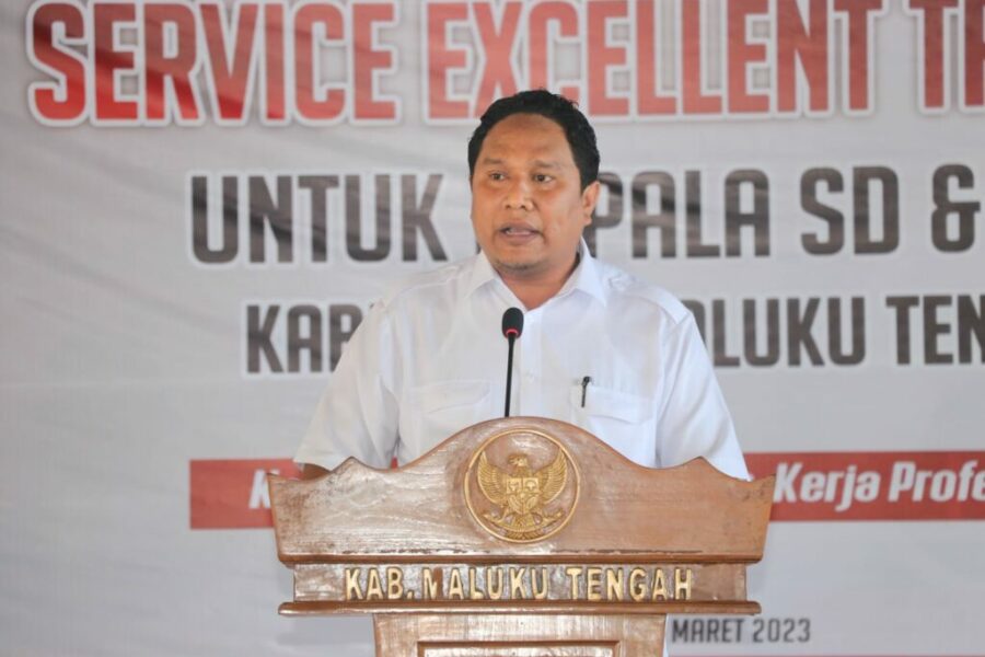 Kadis Pendidikan Dan Kebudayaan Kabupaten Maluku Tengah Tedy Salam Pessy, S.STP, Memberikan Laporan Dalam Kegiatan Service Exsellent Training
