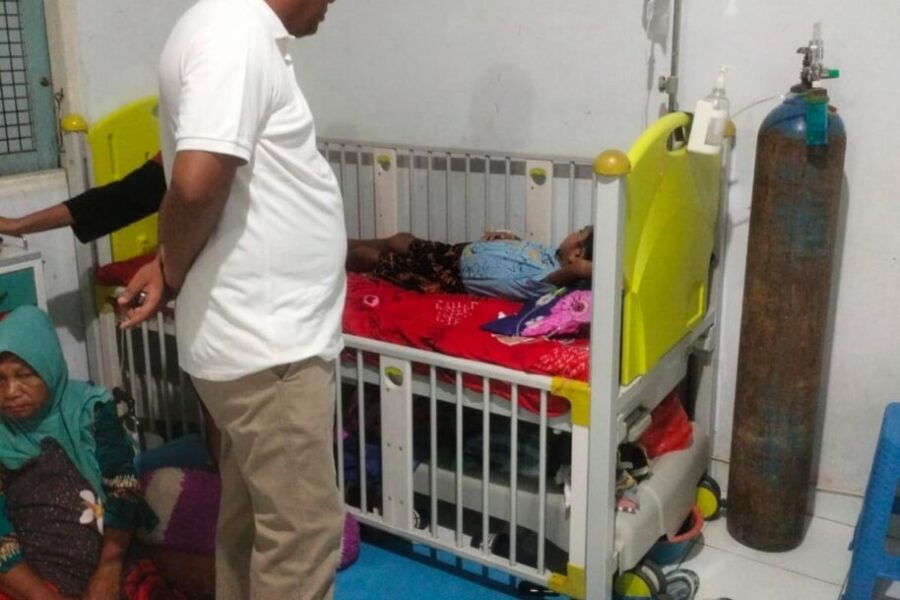 Kadis Pendidikan Maluku Tengah Tedy Salampessy, Mengunjungi Anak Penderita Leukemia Di RSUD Masohi (1)