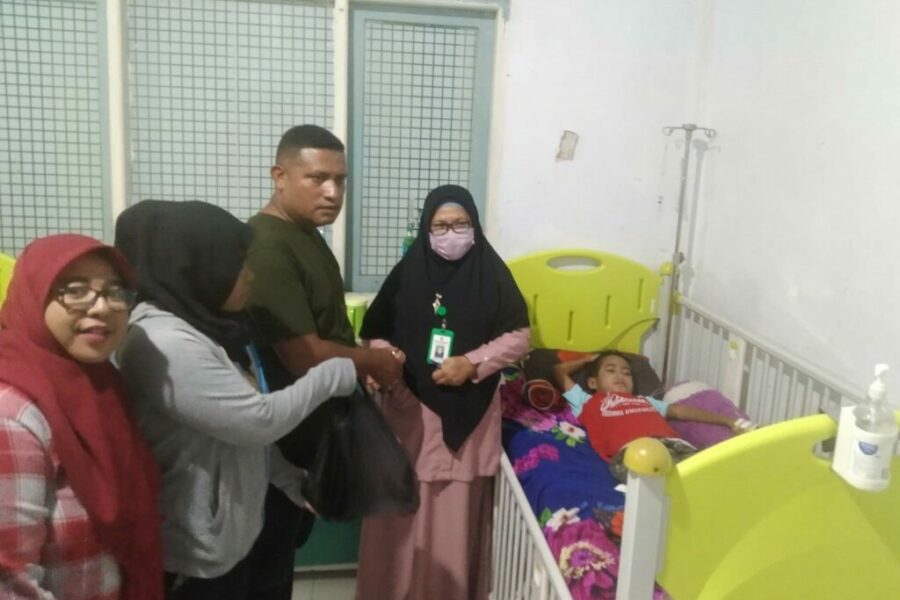 Koordinator PWI Malteng Stewar Toisuta, Bersama Anggota Menyerahkan Bantuan Kepada Anak Kayum Penderita Leukemia Yang Dirawat Di RSUD Masohi