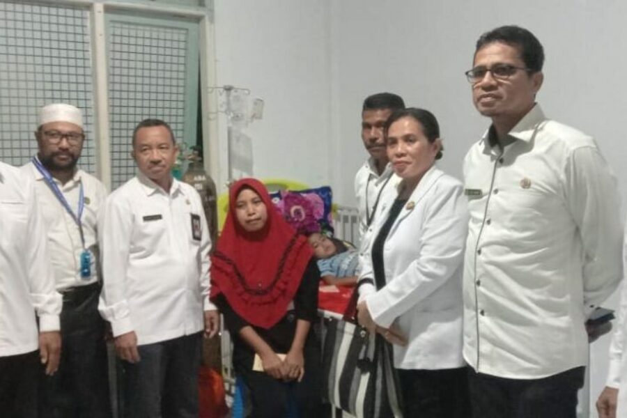 Pegawai Kementerian Agama Maluku Tengah Didampingi Kepala Kantornya Drs. Taslim Tuasikal Memberikan bantuan Kepada Anak Kayum Penderita Leukemia Di RSUD Masohi (1)