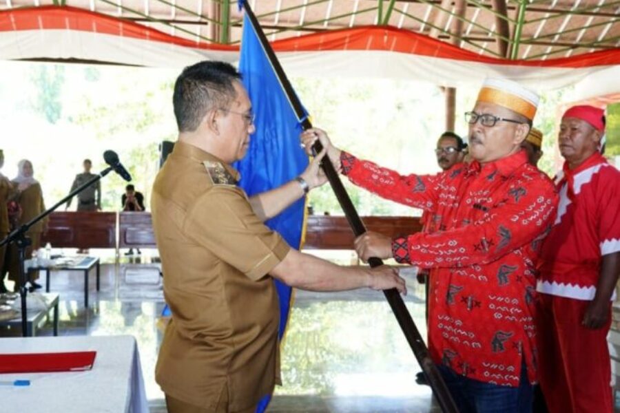 Pejabat Bupati Malteng DR. Muhamat Marasabessy, Menyerahkan Bendera Forum Pembauran Kebangsaan Kepada Ketua Yuslan Idris Untuk Melaksanakan Tugas Dan Tanggun Jjawab di Malteng (1)