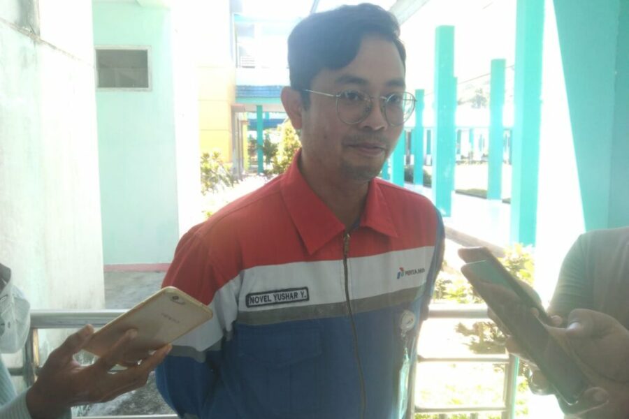 Pimpinan Depot Pertamina Masohi Novel Yushar Y, Memberikan Keterangan Setelah Memberikan Bantuan Buat Boca Penderita Leukemia (1)