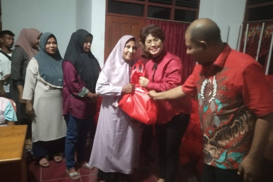 Anggota DPR RI Asal Maluku Mercy Barends, Didampingi Ketua DPC PDI Perjuangan Maluku Tengah Zeth Latukarlutu, Membagi Paket Sembako Untuk Masyarakat Kurang Mampu Di Malteng