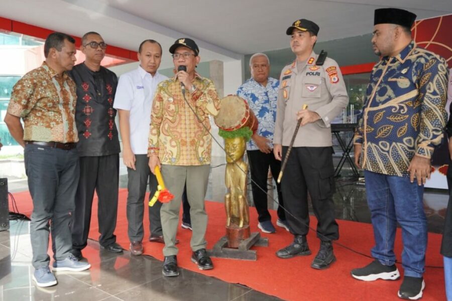 DR. Muhamat Marasabessy, Pejabat Bupati Malteng Membuka Kegiatan Operasi Pasar Ramadhan Klaborasi BRI Cabang Masohi dan Dinas Perdagangan dan Perindustrian Malteng
