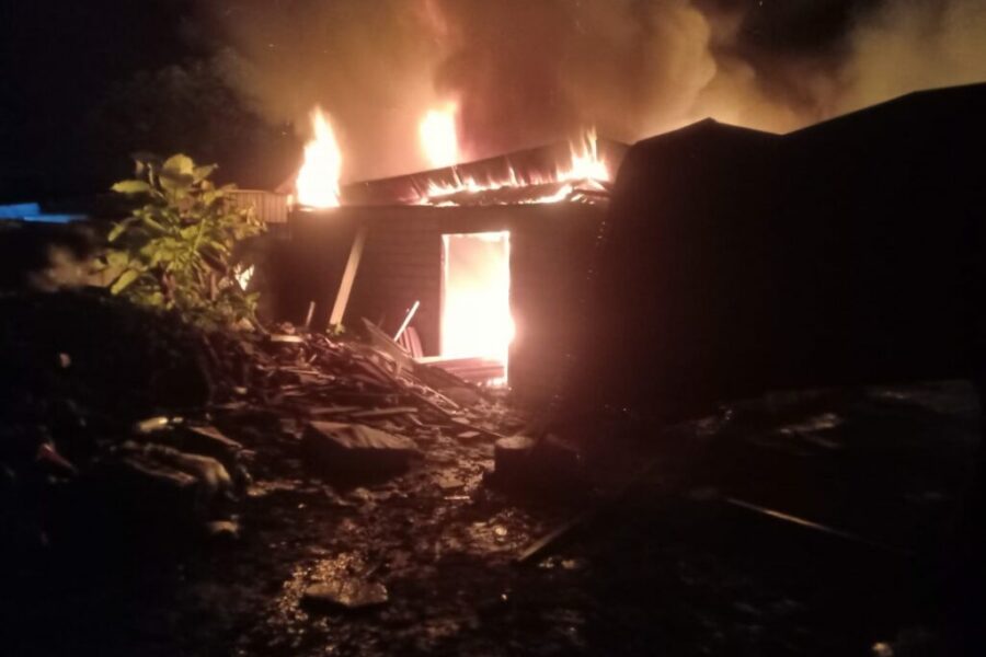 Gudang Dan Satu Rumah Di Masohi Terbakar Dilalap Si Jago Merah, Kerugian Mencapai 1 Milyar Rupiah (1)