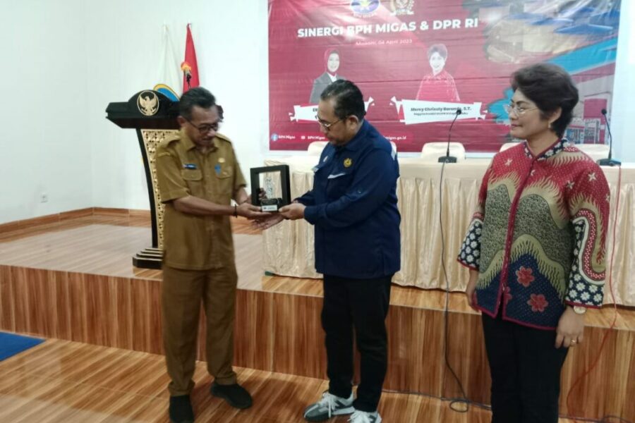 Kadis PMNPPA Maluku Tengah Amin Supaliu Mewakili Pejabat Bupati Malteng DR. Muhamat Marasabessy Pada Kegiatan Sinergi BPH Migas Dan DPR RI Di Malteng (1)