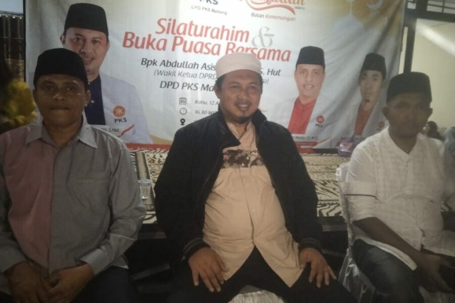 Ketua DPW PKS Maluku Abdul Asis Sangkala Di Dampingi Ketua DPD PKS Maluku Tengah Arman Mualo dan Anggota DPRD Malteng Musriadin Labahawa, Saat Memberikan Keterangan Pers Kepada Wartawan (1)