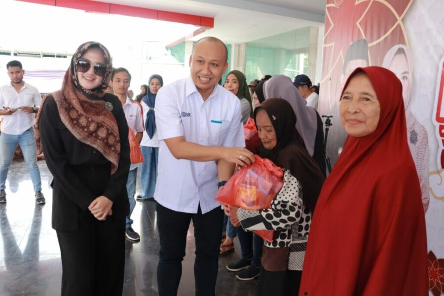 Pasar Ramadhan Resmi Ditutup Oleh Pejabat Ketua PKK Malteng Ny. Bella Marasabessy, Bersama Pimpinan BRI Cabang Masohi Sudadi, Dan Membuka Pasar Murah (1)