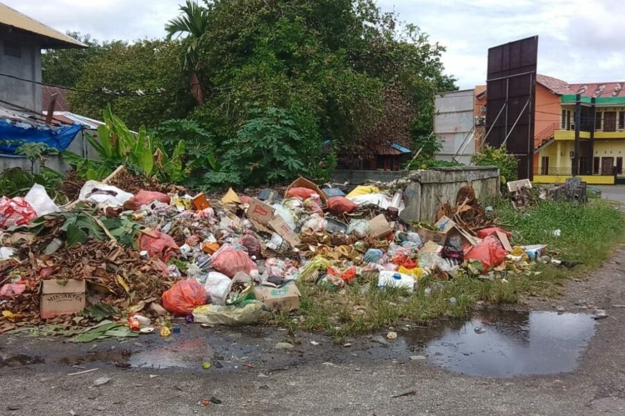 Terlihat Sampah Menumpuk Dan Membusuk Di Lokasi Pembuangan Sampah RT 17 Kelurahan Namaelo Kecamatan Kota Masohi, Tidak Ada Perhatian Dinas Lingkungan Hidup Maluku Tengah (1)