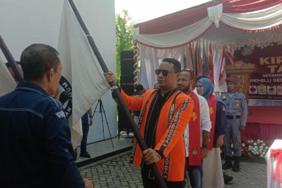 Penyerahan Bendera Kirab Pemilu 2024 Dari Ketua KPU SBT Kisman Kelian Kepada Ketua KPU Maluku Tengah Abdussamad Nengkeula, SH , Diserahkan Kepada Sekretaris KPU Maluku Tengah Badwi Tubaka (1)
