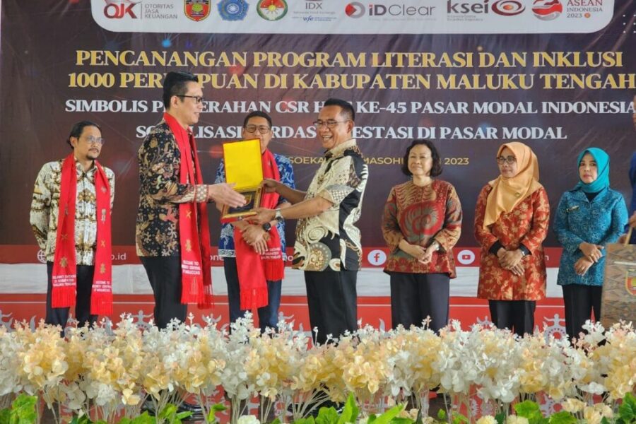 Pj Bupati Maluku Tengah Muhamad Marasabessy, Menyerahkan Cendramata Kepada Kepala OJK Regional 6 Sulawesi Maluku dan Papua Saat Membuka Kegiatan Pencanangan Program Literasi. (1)