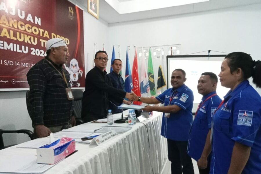 Plt Ketua DPC Partai Demokrat Maluku Tengah Halimun Saulatu Dan Sekretaris, Mendaftarkan Bacaleg Ke KPU Malteng (1)