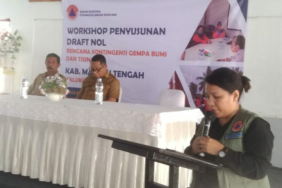 Staf BNPB RI Meliawati Membaca Sambutan Direktur Kesiapsiagaan BNPB RI Pada Kegiatan Workshop Penyusunan Draft Nol (1)