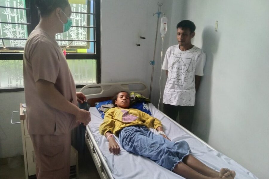 Salmadia Rumodar, Siswi SMP Negeri 111 Maluku Tengah, Mendapat Penjelasan Dokter Di Ruang Tulip (Ruang Nginap Perawatan THT) RSUD Masohi