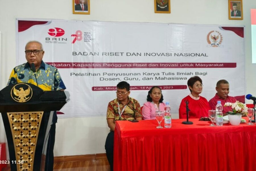 Staf Ahli Bupati Malteng Rony Hetharia, Membaca Sambutan Penjabat Bupati Pada Kegiatan Pelatihan Penulisan Karya Tulis Ilmia