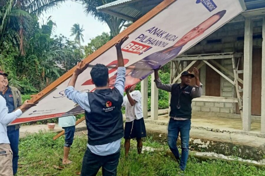 Bawaslu Kabupaten Maluku Tengah Melakukan Penurunan Baleho Caleg